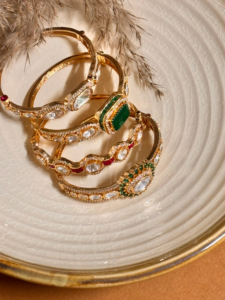 Emerald Majesty Kundan Kada