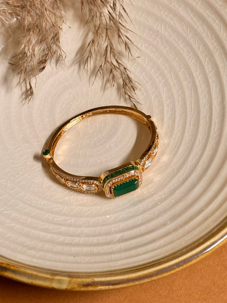 Emerald Majesty Kundan Kada