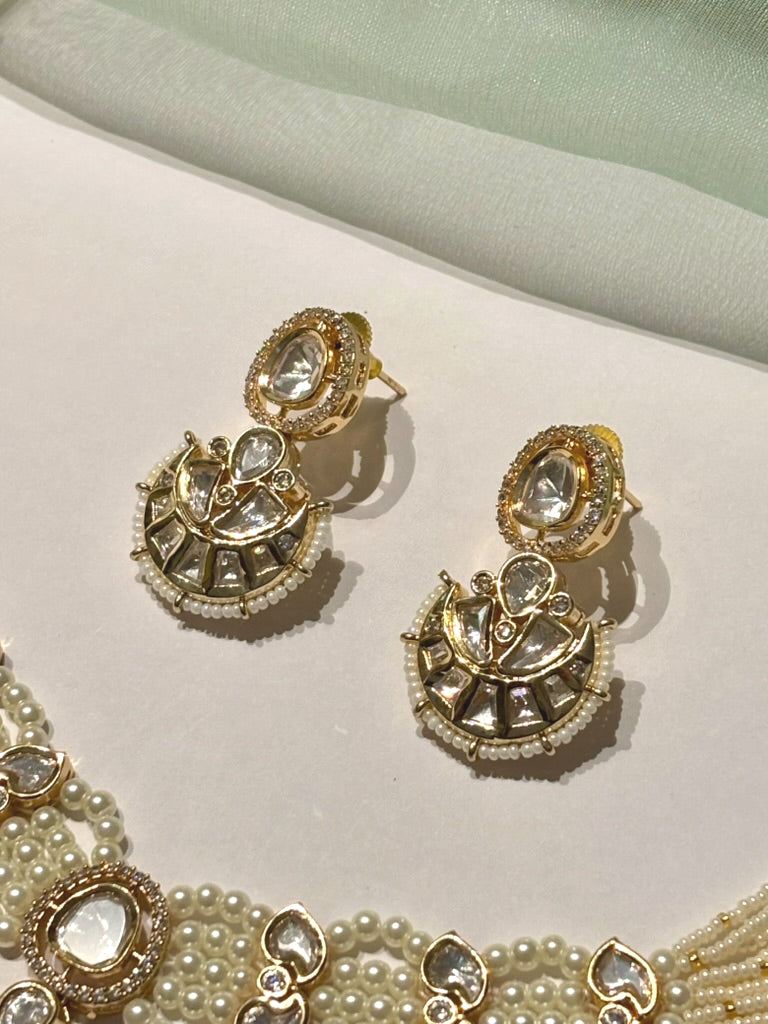 Eshna Kundan Pearl Choker