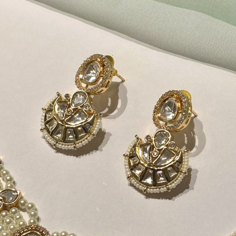 Eshna Kundan Pearl Choker