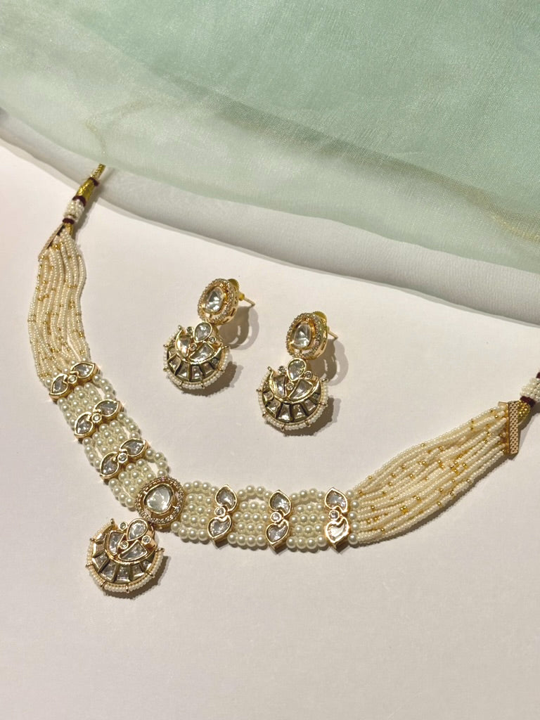 Eshna Kundan Pearl Choker