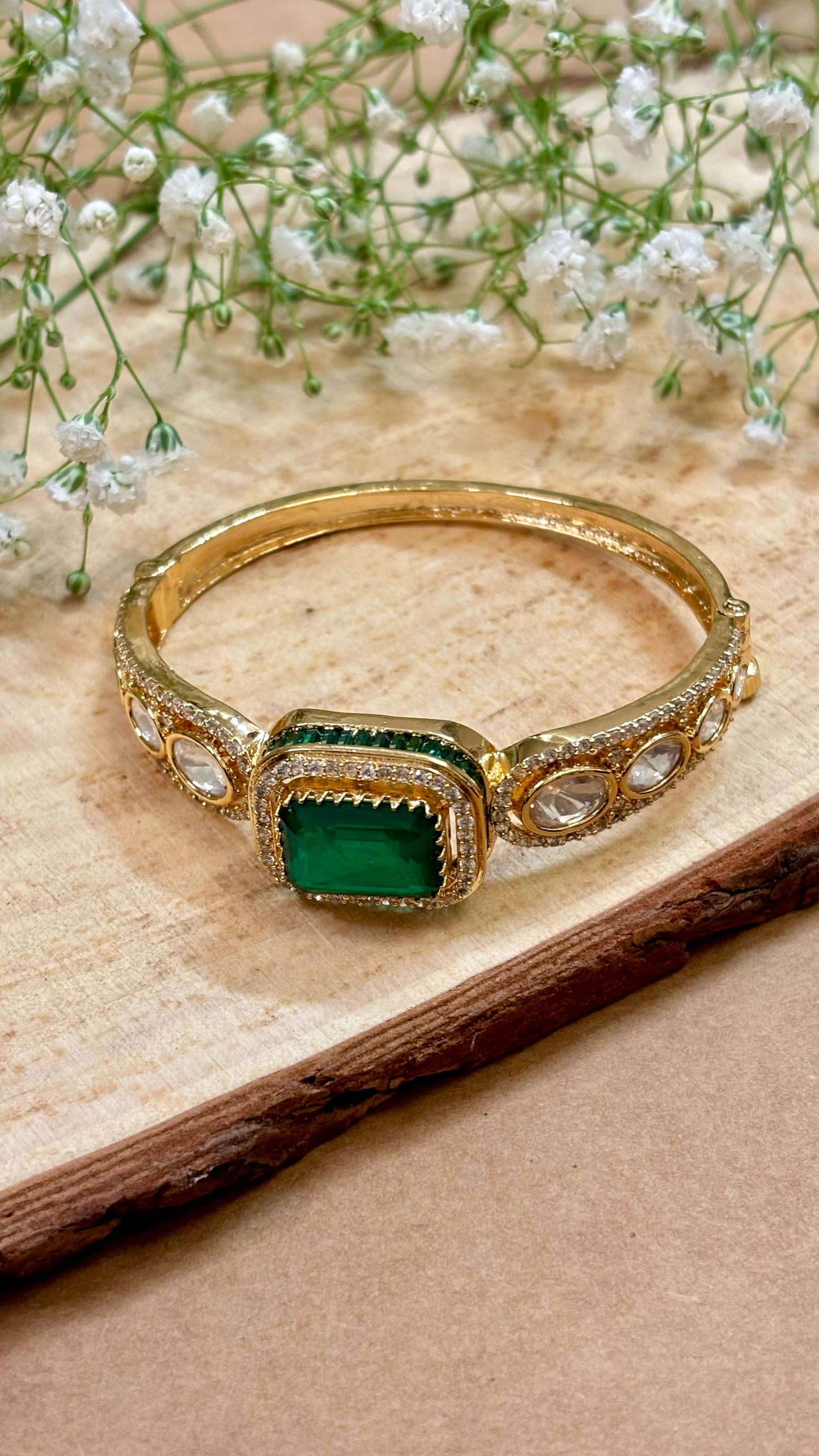 Emerald Majesty Kundan Kada