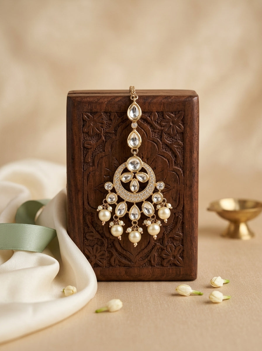 Sophisticated Minimal Polki & Kundan Maang Tikka